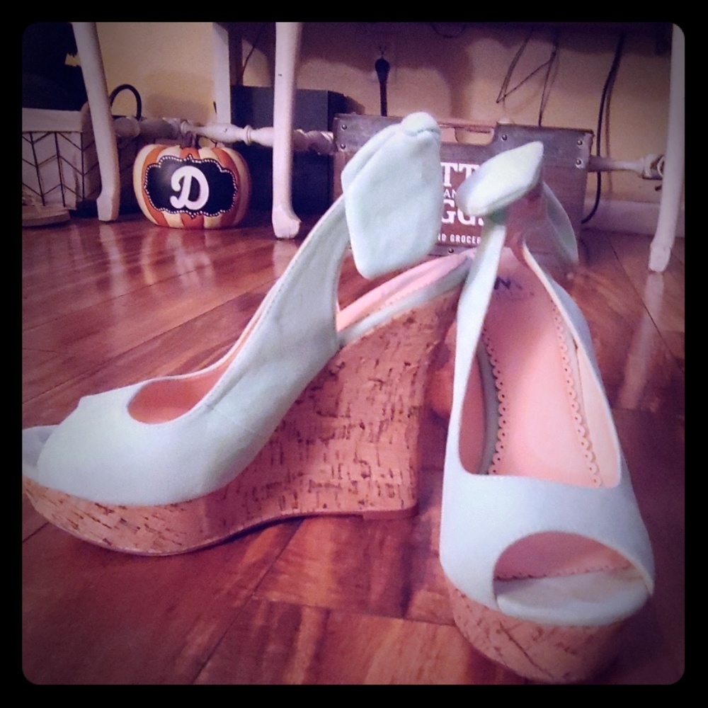 mint green wedges